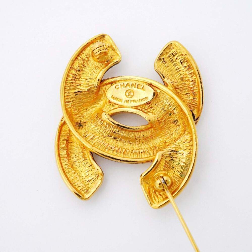 CHANEL Gold Logo Brooch - Picture 4 of 7